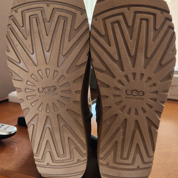 COPY - UGG Mini Floral Grunge Boots - Picture 8 of 8